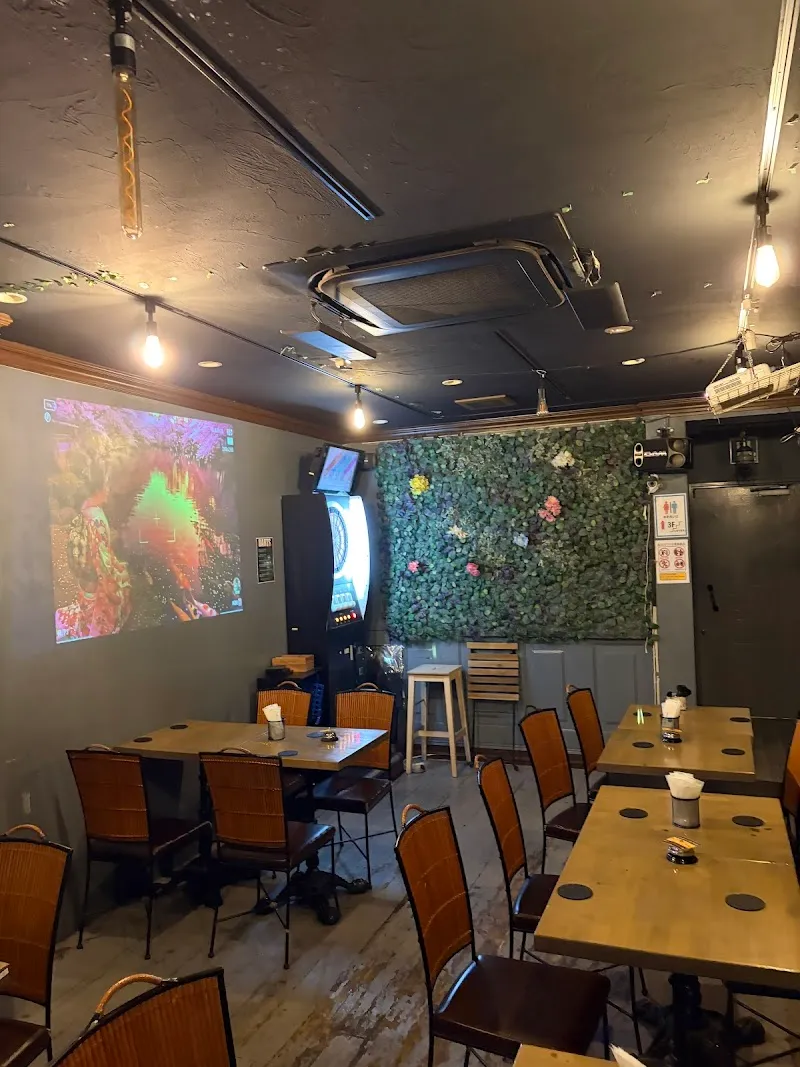 ダーツ&カラオケ バー frees大名 国体道路店 - メイン